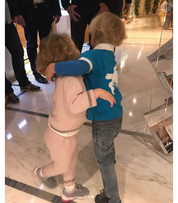 Le prince héréditaire Jacques et la princesse Gabriella de Monaco chez le coiffeur pour leur première coupe de cheveux, dixit leur mère la princesse Charlene de Monaco, qui a partagé cette photo le 13 novembre 2017 sur Instagram.