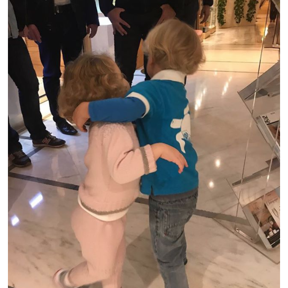 Le prince héréditaire Jacques et la princesse Gabriella de Monaco chez le coiffeur pour leur première coupe de cheveux, dixit leur mère la princesse Charlene de Monaco, qui a partagé cette photo le 13 novembre 2017 sur Instagram.
