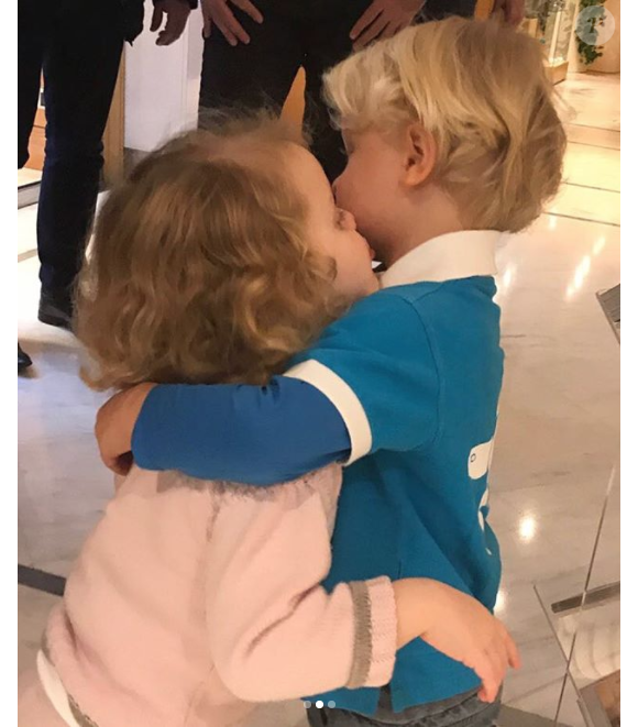 Le prince héréditaire Jacques et la princesse Gabriella de Monaco chez le coiffeur pour leur première coupe de cheveux, dixit leur mère la princesse Charlene de Monaco, qui a partagé cette photo le 13 novembre 2017 sur Instagram.
