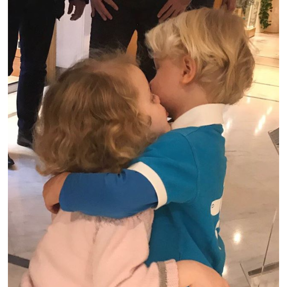 Le prince héréditaire Jacques et la princesse Gabriella de Monaco chez le coiffeur pour leur première coupe de cheveux, dixit leur mère la princesse Charlene de Monaco, qui a partagé cette photo le 13 novembre 2017 sur Instagram.