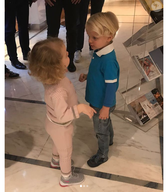 Le prince héréditaire Jacques et la princesse Gabriella de Monaco chez le coiffeur pour leur première coupe de cheveux, dixit leur mère la princesse Charlene de Monaco, qui a partagé cette photo le 13 novembre 2017 sur Instagram.