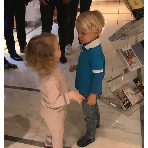 Le prince héréditaire Jacques et la princesse Gabriella de Monaco chez le coiffeur pour leur première coupe de cheveux, dixit leur mère la princesse Charlene de Monaco, qui a partagé cette photo le 13 novembre 2017 sur Instagram.