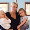 La princesse Charlene de Monaco avec ses enfants le prince héréditaire Jacques et la princesse Gabriella lors d'une visite dans un foyer en août 2017 à Monaco, photo Instagram.