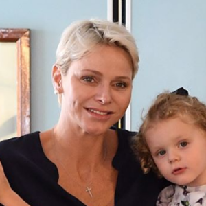 La princesse Charlene de Monaco avec ses enfants le prince héréditaire Jacques et la princesse Gabriella lors d'une visite dans un foyer en août 2017 à Monaco, photo Instagram.