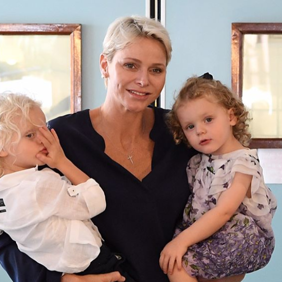 La princesse Charlene de Monaco avec ses enfants le prince héréditaire Jacques et la princesse Gabriella lors d'une visite dans un foyer en août 2017 à Monaco, photo Instagram.