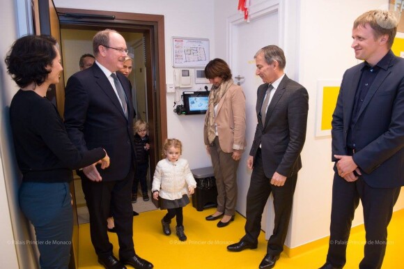 Le prince Albert II et la princesse Charlene de Monaco, avec leurs enfants le prince héréditaire Jacques et la princesse Gabriella, ont visité le 14 novembre 2017 la micro-crèche A Farandola, à Monaco. © Eric Mathon / Palais Princier de Monaco