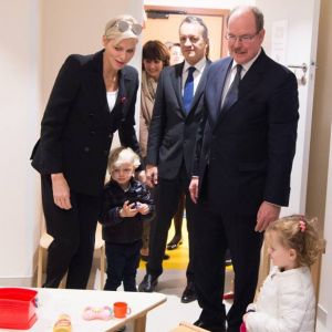 La princesse Charlene et le prince Albert II de Monaco, avec leurs jumeaux le prince héréditaire Jacques et la princesse Gabriella, ont visité le 14 novembre 2017 la micro-crèche A Farandola, à Monaco. © Eric Mathon / Palais Princier de Monaco
