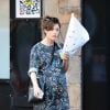 Exclusif - Rose Byrne (enceinte) se promène avec un bouquet de fleurs dans les rues de New York. Le 22 octobre 2017