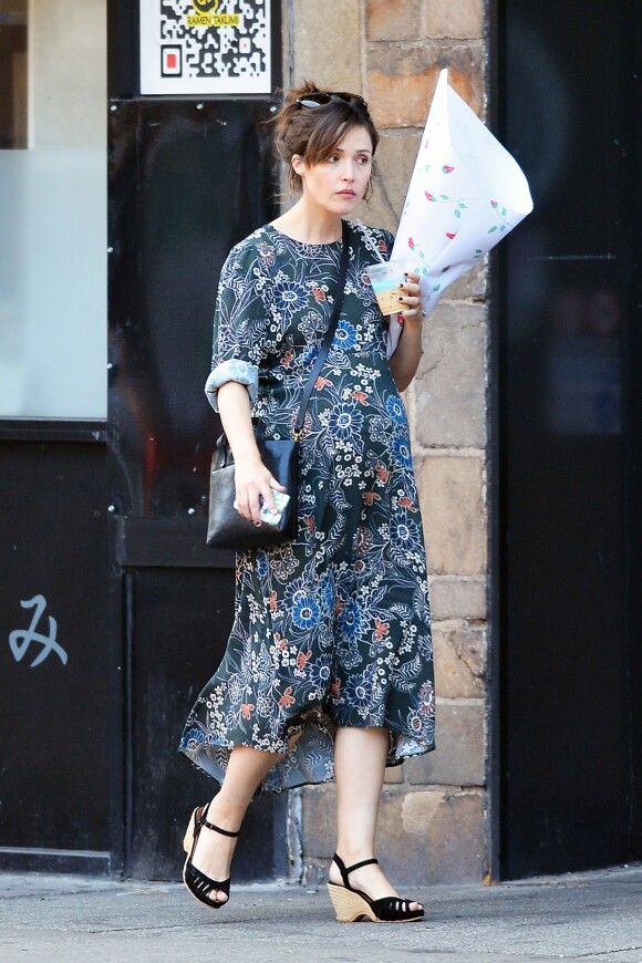 Exclusif - Rose Byrne (enceinte) se promène avec un bouquet de fleurs dans les rues de New York. Le 22 octobre 2017