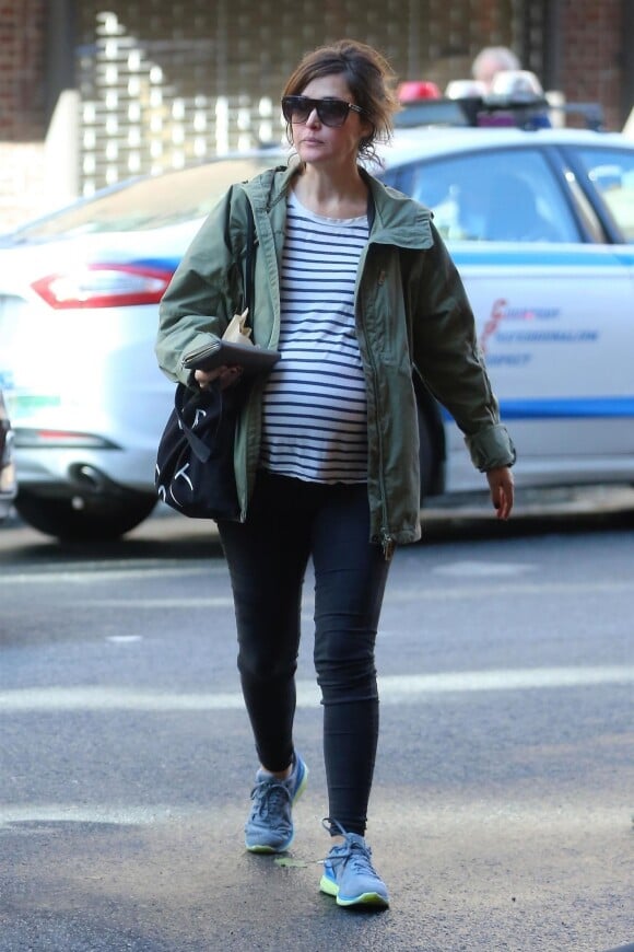 Rose Byrne, enceinte, se promène dans les rues de New York, le 18 octobre 2017.