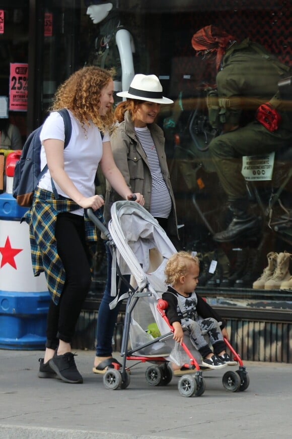 Exclusif - Rose Byrne (enceinte) se promène avec son fils Rocco et une amie dans le quartier de West Village à New York. Le 9 septembre 2017