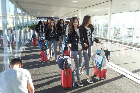 Les Miss régionales embarquent pour la Californie, le 19 novembre 2017 à l'aéroport Paris- Charles-de-Gaulle. Parmi elles, la future Miss France 2018 !