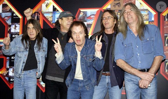 Malcolm Young, Brian Johnson, Angus Young, Phil Rudd etCliff Williams d'AC/DC en 2003.