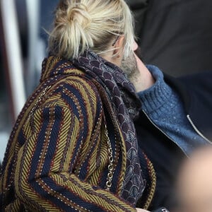 Flavie Flament et son chéri Vladimir s'embrassent - Célébrités dans les tribunes du parc des princes lors du match de football de ligue 1, Paris Saint-Germain (PSG) contre FC Nantes à Paris, France, le 18 novembre 2017. Le PSG a gagné 4-1.