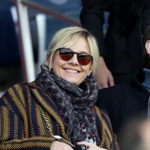 Flavie Flament et son chéri Vladimir - Célébrités dans les tribunes du parc des princes lors du match de football de ligue 1, Paris Saint-Germain (PSG) contre FC Nantes à Paris, France, le 18 novembre 2017. Le PSG a gagné 4-1.