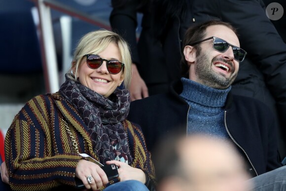 Flavie Flament et son chéri Vladimir - Célébrités dans les tribunes du parc des princes lors du match de football de ligue 1, Paris Saint-Germain (PSG) contre FC Nantes à Paris, France, le 18 novembre 2017. Le PSG a gagné 4-1.