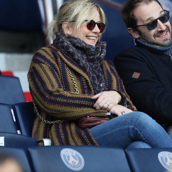 Flavie Flament et son chéri Vladimir - Célébrités dans les tribunes du parc des princes lors du match de football de ligue 1, Paris Saint-Germain (PSG) contre FC Nantes à Paris, France, le 18 novembre 2017. Le PSG a gagné 4-1.