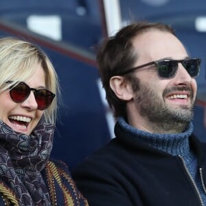 Flavie Flament et son chéri Vlad - Célébrités dans les tribunes du parc des princes lors du match de football de ligue 1, Paris Saint-Germain (PSG) contre FC Nantes à Paris, France, le 18 novembre 2017. Le PSG a gagné 4-1.