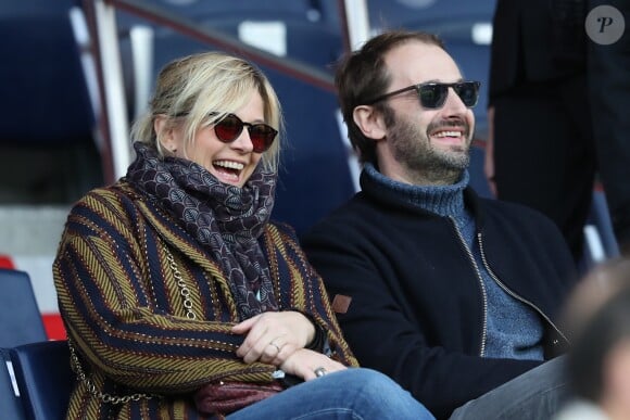 Flavie Flament et son chéri Vlad - Célébrités dans les tribunes du parc des princes lors du match de football de ligue 1, Paris Saint-Germain (PSG) contre FC Nantes à Paris, France, le 18 novembre 2017. Le PSG a gagné 4-1.