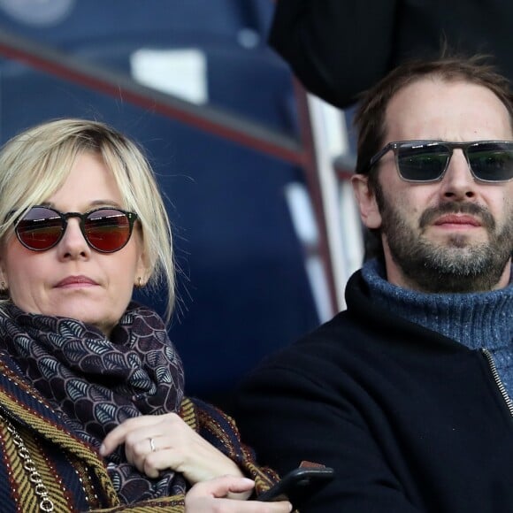 Flavie Flament et son chéri Vladimir - Célébrités dans les tribunes du parc des princes lors du match de football de ligue 1, Paris Saint-Germain (PSG) contre FC Nantes à Paris, France, le 18 novembre 2017. Le PSG a gagné 4-1.