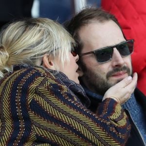 Flavie Flament et son chéri Vladimir - Célébrités dans les tribunes du parc des princes lors du match de football de ligue 1, Paris Saint-Germain (PSG) contre FC Nantes à Paris, France, le 18 novembre 2017. Le PSG a gagné 4-1.