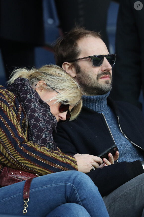 Flavie Flament et son chéri Vladimir - Célébrités dans les tribunes du parc des princes lors du match de football de ligue 1, Paris Saint-Germain (PSG) contre FC Nantes à Paris, France, le 18 novembre 2017. Le PSG a gagné 4-1.