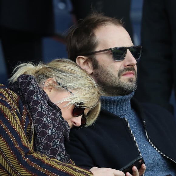 Flavie Flament et son chéri Vladimir - Célébrités dans les tribunes du parc des princes lors du match de football de ligue 1, Paris Saint-Germain (PSG) contre FC Nantes à Paris, France, le 18 novembre 2017. Le PSG a gagné 4-1.