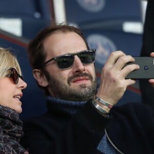 Flavie Flament et son chéri Vladimir - Célébrités dans les tribunes du parc des princes lors du match de football de ligue 1, Paris Saint-Germain (PSG) contre FC Nantes à Paris, France, le 18 novembre 2017. Le PSG a gagné 4-1.