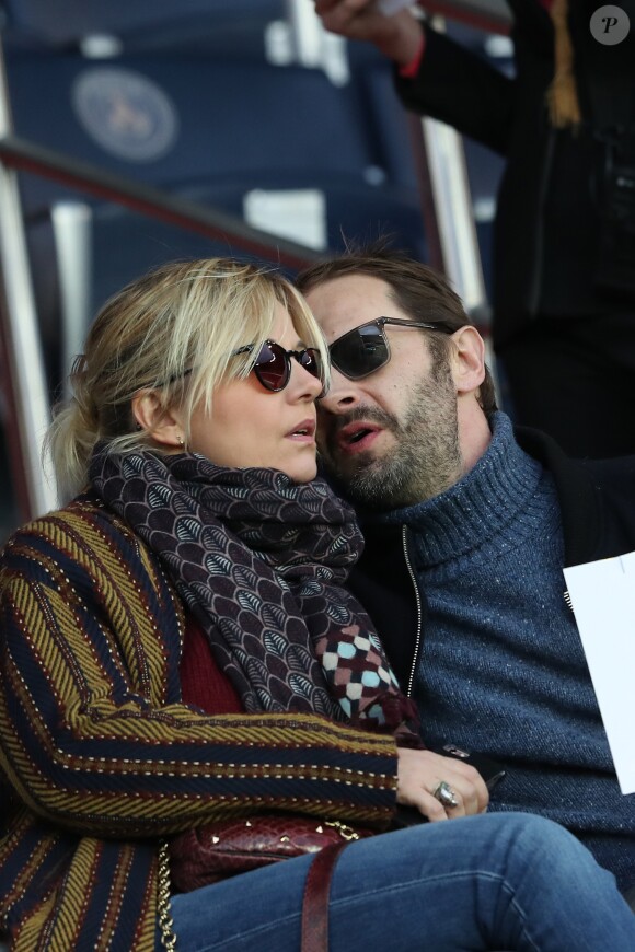 Flavie Flament et son chéri Vladimir - Célébrités dans les tribunes du parc des princes lors du match de football de ligue 1, Paris Saint-Germain (PSG) contre FC Nantes à Paris, France, le 18 novembre 2017. Le PSG a gagné 4-1.