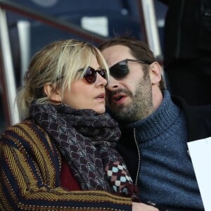 Flavie Flament et son chéri Vladimir - Célébrités dans les tribunes du parc des princes lors du match de football de ligue 1, Paris Saint-Germain (PSG) contre FC Nantes à Paris, France, le 18 novembre 2017. Le PSG a gagné 4-1.