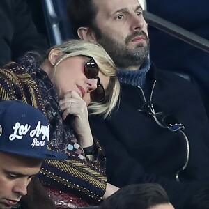 Flavie Flament et son chéri Vladimir - Célébrités dans les tribunes du parc des princes lors du match de football de ligue 1, Paris Saint-Germain (PSG) contre FC Nantes à Paris, France, le 18 novembre 2017. Le PSG a gagné 4-1.