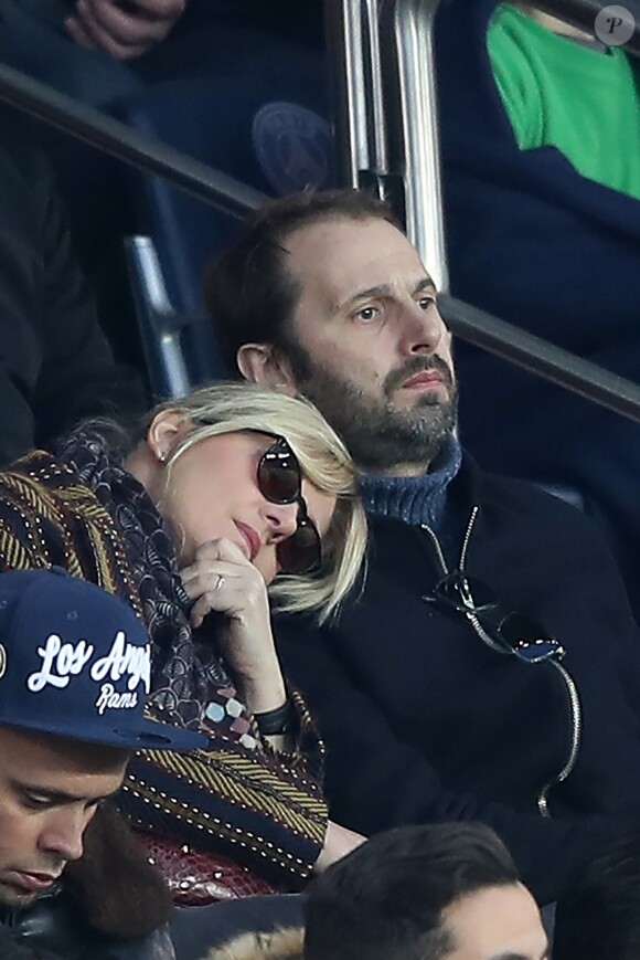 Flavie Flament et son chéri Vladimir - Célébrités dans les tribunes du parc des princes lors du match de football de ligue 1, Paris Saint-Germain (PSG) contre FC Nantes à Paris, France, le 18 novembre 2017. Le PSG a gagné 4-1.