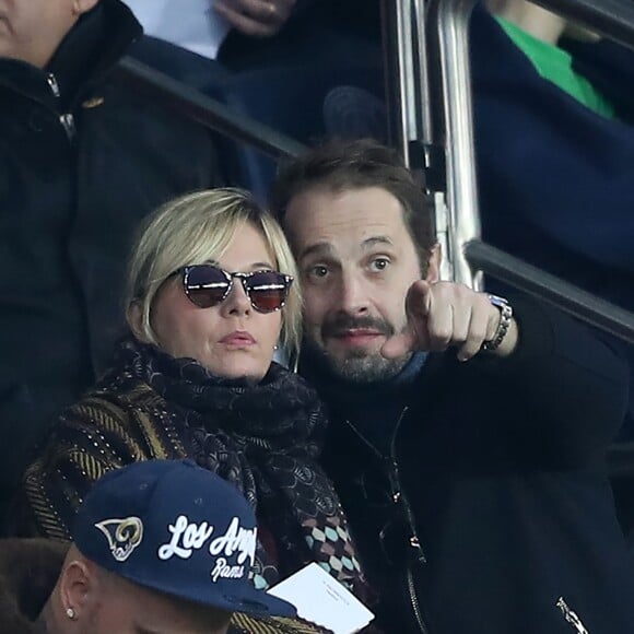 Flavie Flament et son chéri Vladimir - Célébrités dans les tribunes du parc des princes lors du match de football de ligue 1, Paris Saint-Germain (PSG) contre FC Nantes à Paris, France, le 18 novembre 2017. Le PSG a gagné 4-1.