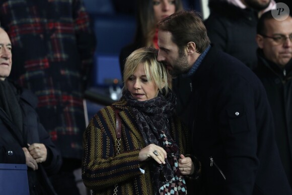 Flavie Flament et son chéri Vladimir - Célébrités dans les tribunes du parc des princes lors du match de football de ligue 1, Paris Saint-Germain (PSG) contre FC Nantes à Paris, France, le 18 novembre 2017. Le PSG a gagné 4-1.