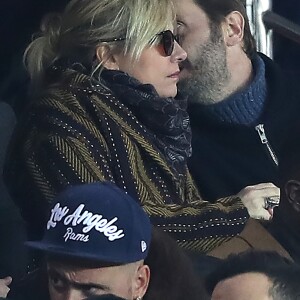 Flavie Flament et son chéri Vladimir - Célébrités dans les tribunes du parc des princes lors du match de football de ligue 1, Paris Saint-Germain (PSG) contre FC Nantes à Paris, France, le 18 novembre 2017. Le PSG a gagné 4-1.