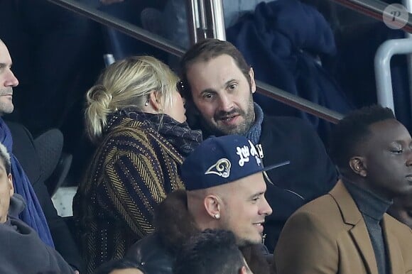 Flavie Flament et son chéri Vladimir - Célébrités dans les tribunes du parc des princes lors du match de football de ligue 1, Paris Saint-Germain (PSG) contre FC Nantes à Paris, France, le 18 novembre 2017. Le PSG a gagné 4-1.