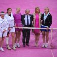  Nathalie Tauziat, que Jana Novotna avait battu en finale de Wimbledon en 1998, et Sandrine Testud avec Jana Novotna et Martina Navratilova avant leur match de double à Roland-Garos en juin 2012. 