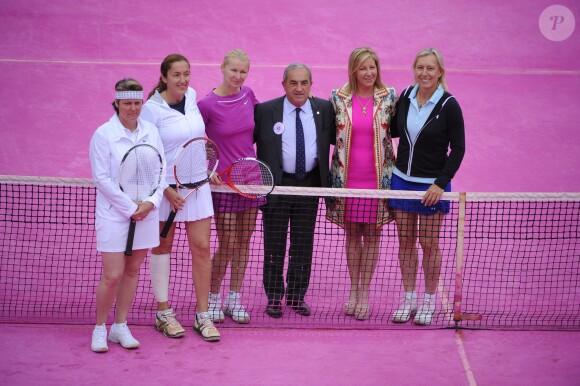 Nathalie Tauziat, que Jana Novotna avait battu en finale de Wimbledon en 1998, et Sandrine Testud avec Jana Novotna et Martina Navratilova avant leur match de double à Roland-Garos en juin 2012.