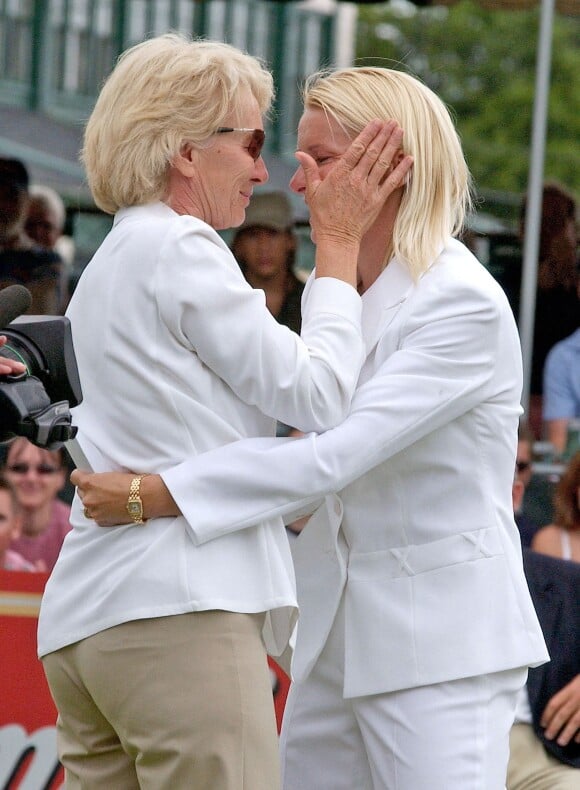 Jana Novotna émue auprès de sa mère lors de son intronisation au Tennis Hall of Fame, le 9 juillet 2005 à Newport, Rhode Island. L'ex-championne est morte à 49 ans le 19 novembre 2017, des suites d'un cancer. © Nicolas Khayat/ABACAPRESS.COM