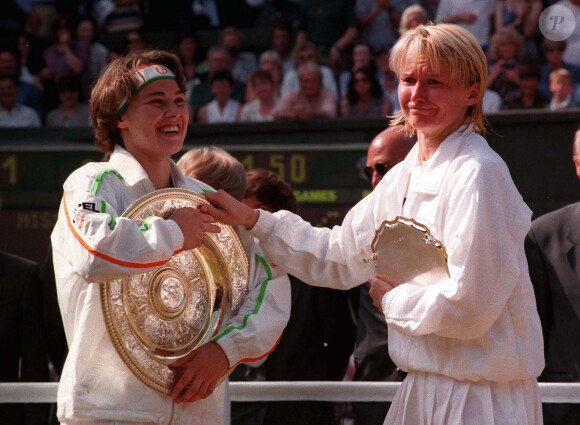 Jana Novotna faisant mine de voler le trophée de Wimbledon 1997 des mains de Martina Hingis après leur finale. La championne de tennis tchèque, qui prit sa revanche l'année suivante en remportant le tournoi londonien, est morte à 49 ans le 19 novembre 2017, des suites d'un cancer.