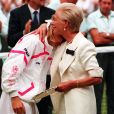  Jana Novotna dans les bras de la duchesse de Kent après sa défaite en finale de Wimbledon 1993 face à Steffi Graf. Jana Novotna est morte à 49 ans le 19 novembre 2017, des suites d'un cancer. 