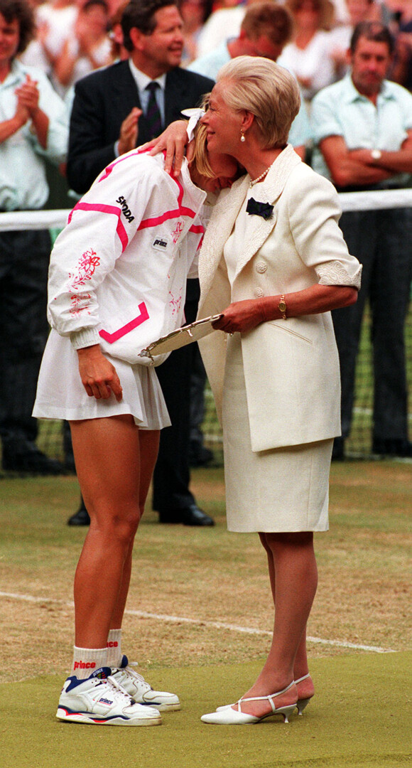 Jana Novotna dans les bras de la duchesse de Kent après sa défaite en finale de Wimbledon 1993 face à Steffi Graf. Jana Novotna est morte à 49 ans le 19 novembre 2017, des suites d'un cancer.