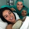 Cristiano Ronaldo, devenu papa pour la 4e fois, pose avec Georgina, leur fille, et son fils aîné. Le 12 novembre 2017