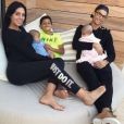 Georgina Rodriguez, enceinte, pose avec Cristiano Ronaldo, son fils aîné Cristiano Jr et ses jumeaux Eva et Mateo. Instagram, le 16 octobre 2017.