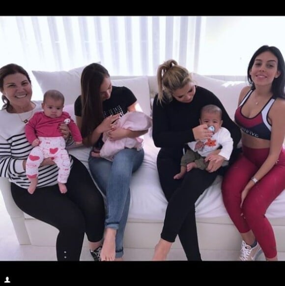 Photo de famille avec Maria Dolores dos Santos Aveiro, la maman de Cristiano Ronaldo, sa grande soeur Katia, sa compagne Georgina Rodriguez, leur fille Alana Martina, ses jumeaux Eva et Mateo. Instagram, le 19 novembre 2017.