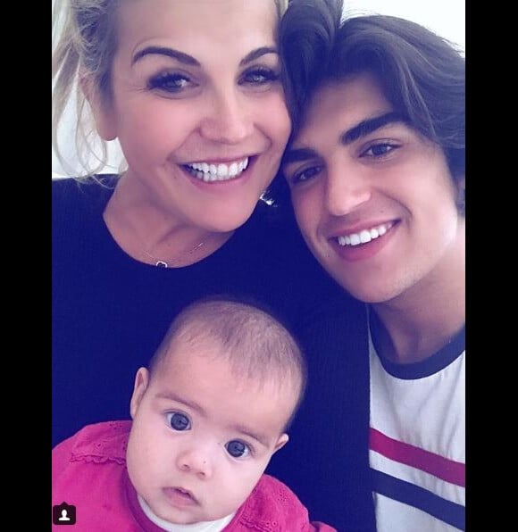 Katia Aveiro, la grande soeur de Cristiano Ronaldo, pose avec son fils Rodrigo et l'un des jumeaux de CR7. Instagram, 19 novembre 2017.