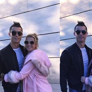 Cristiano Ronaldo pose avec sa grande soeur Katia à son domicile de Madrid. Instagram, le 19 novembre 2017.