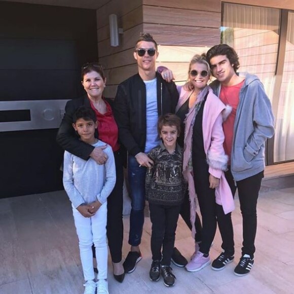 Cristiano Ronaldo entouré de sa maman Maria Dolores dos Santos Aveiro, sa grande soeur Katia, son fils Cristiano Jr, ses neveux Rodrigo et José. Instagram, le 19 novembre 2019.