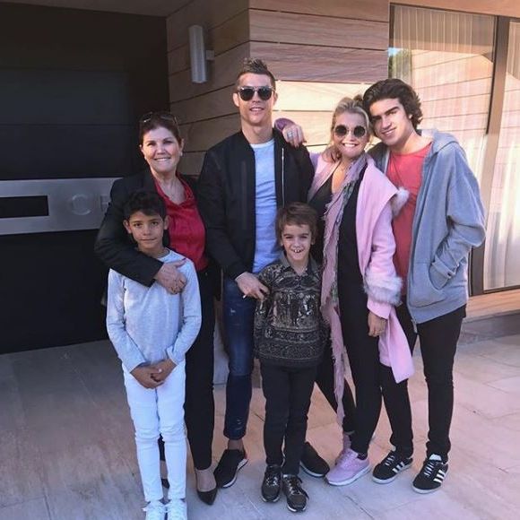 Cristiano Ronaldo entouré de sa maman Maria Dolores dos Santos Aveiro, sa grande soeur Katia, son fils Cristiano Jr, ses neveux Rodrigo et José. Instagram, le 19 novembre 2019.