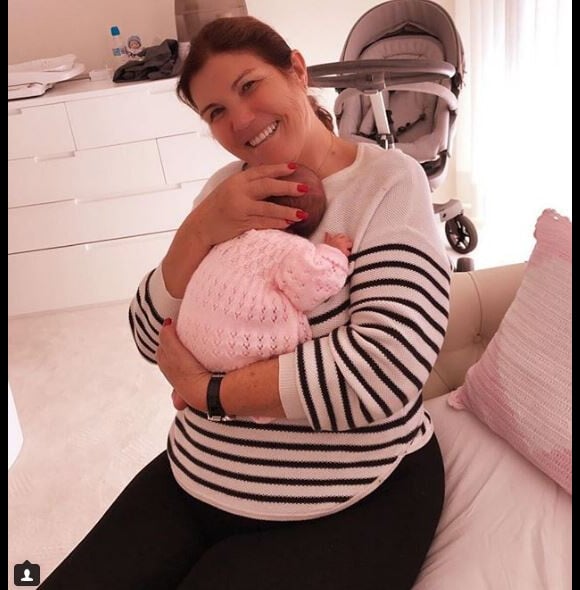 Maria Dolores dos Santos Aveiro, la mère de Cristiano Ronaldo, pose avec sa petite-fille Alana Martina. Instagram, le 19 novembre 2017.